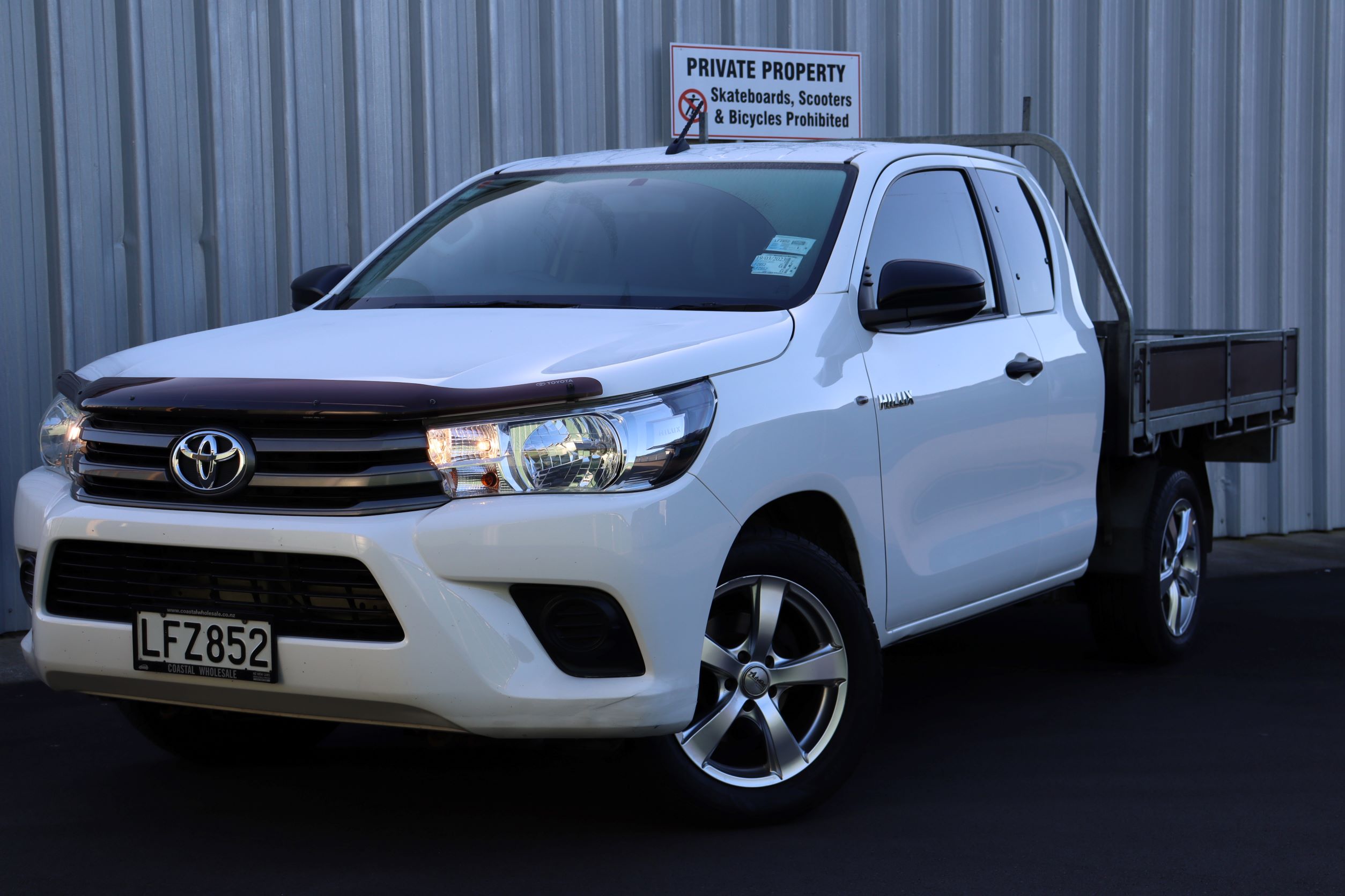 Toyota HILUX CABPLUS FLATDECK 2018 for sale in Auckland